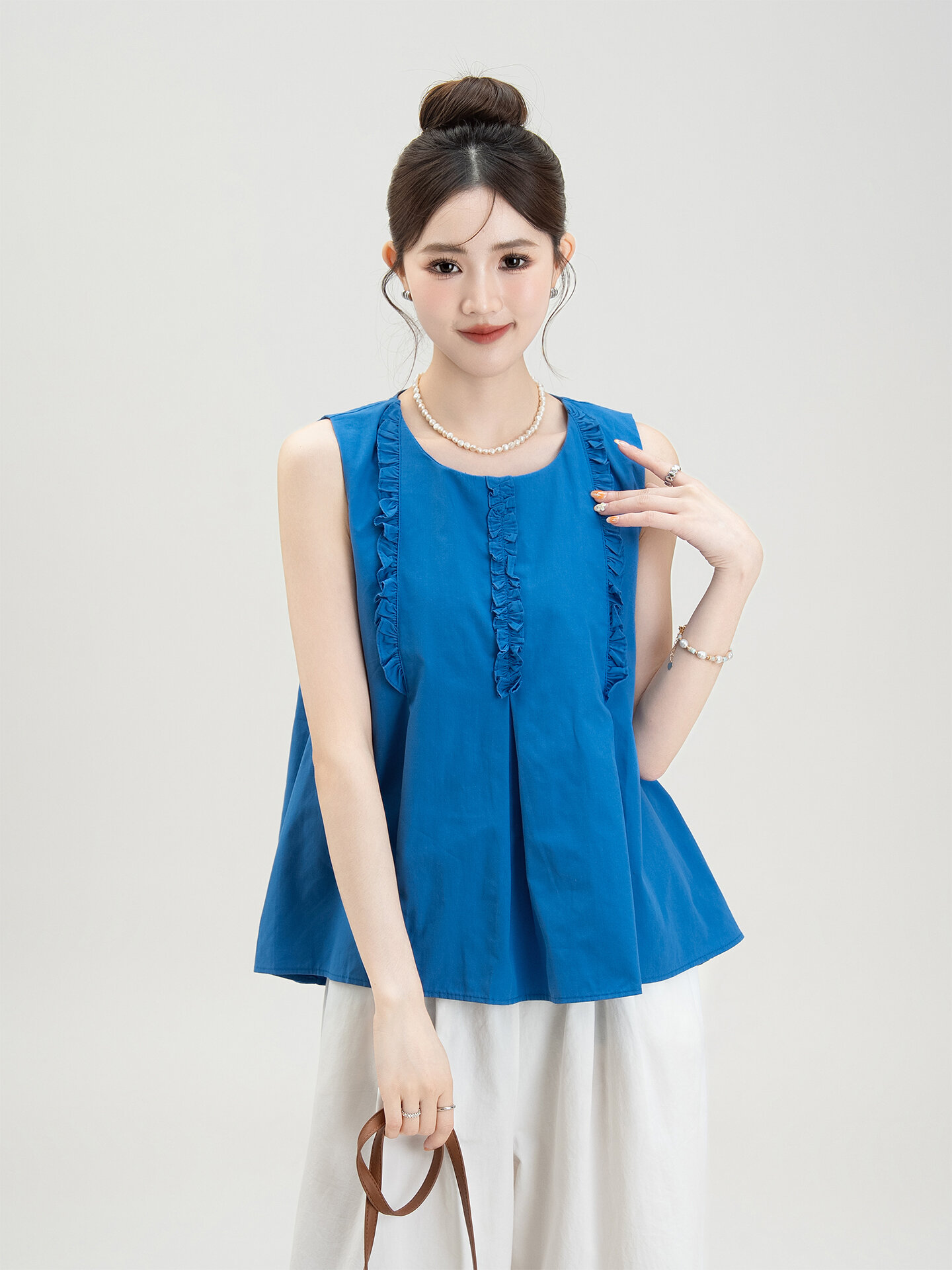 Nurture One | Áo Blouse Không Tay Dễ Thương Màu Xanh Pháp, Cổ Voan, Phối Ruffle