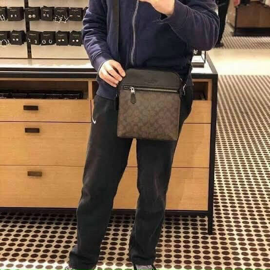 Túi c🅾️ach houston flight bag in signature canvas da dầy dặn vân da cực đẹp