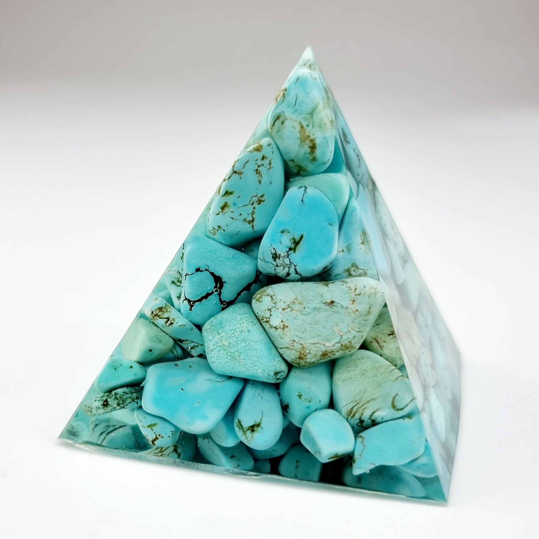 2204104 Kim tự tháp Resin đổ đá lam thạch Turquoise 70mm, kim tự tháp sinh năng Crystal Light