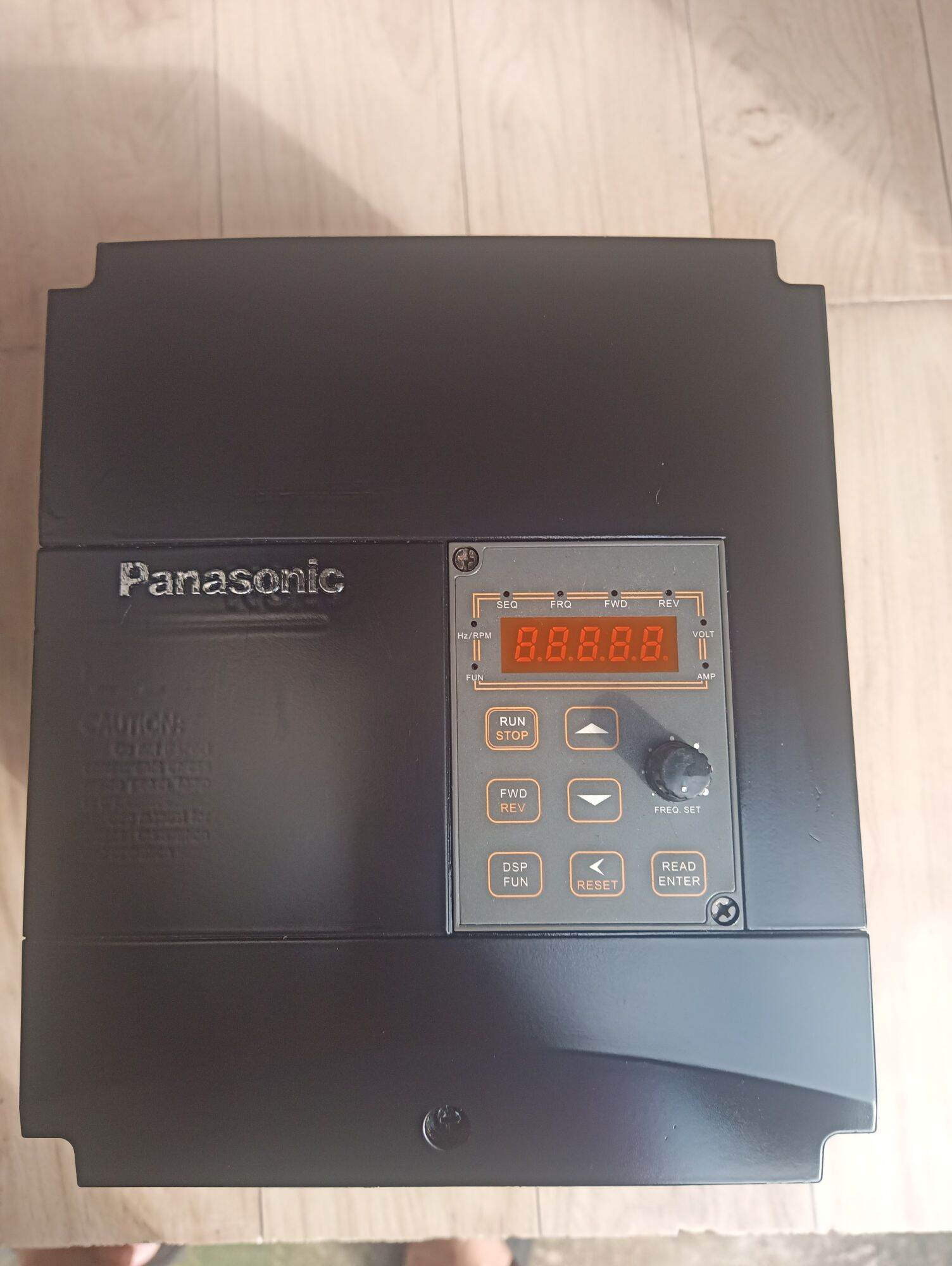 Biến tần panasonic công suất 7,5kw điện áp vào 1pha 220v hoặc 3pha 380v điện áp ra 3pha 380v