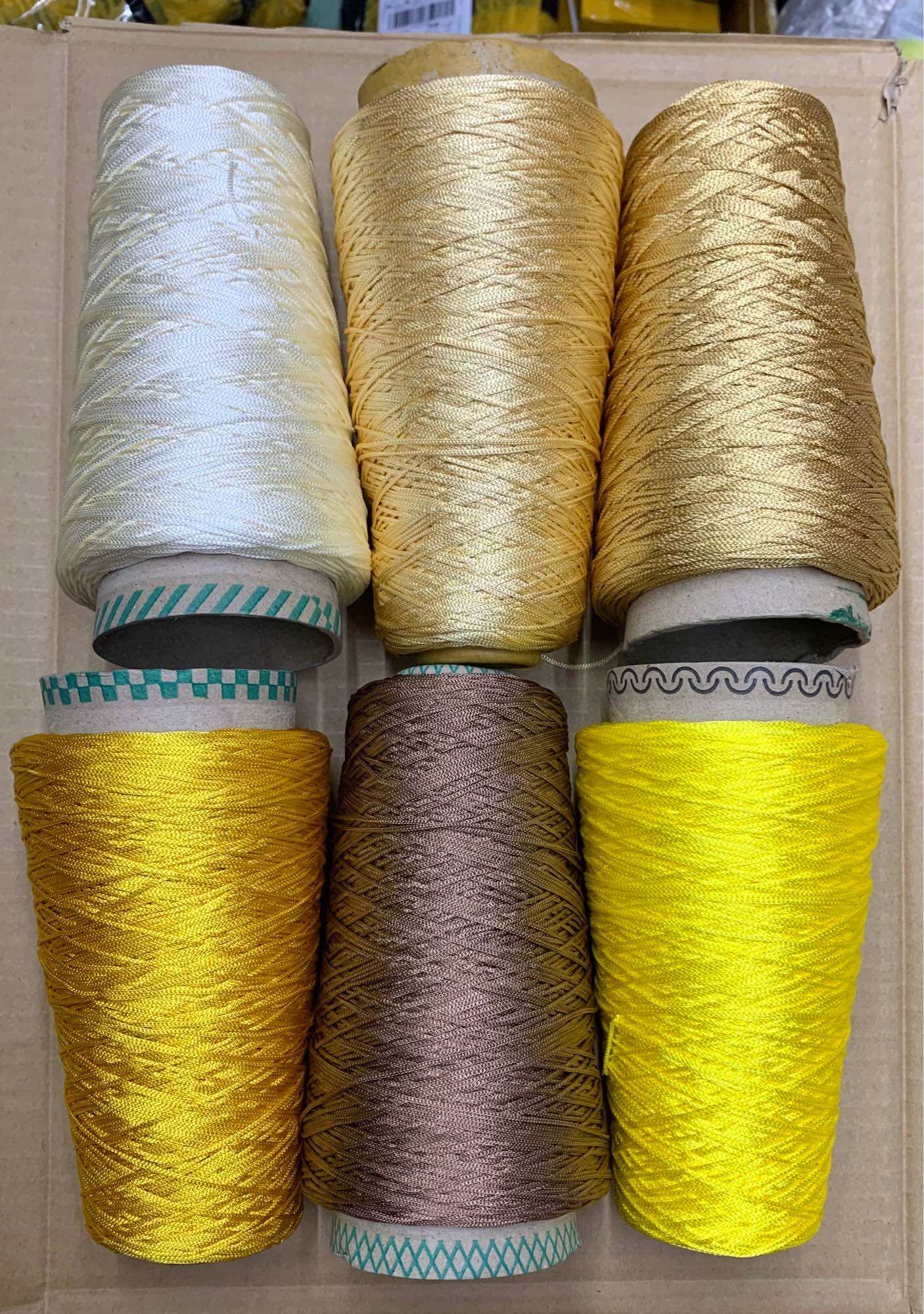 1 cuộn chỉ tơ dù 1mm.