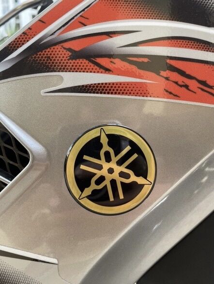Tem yamaha logo chữ vàng edition