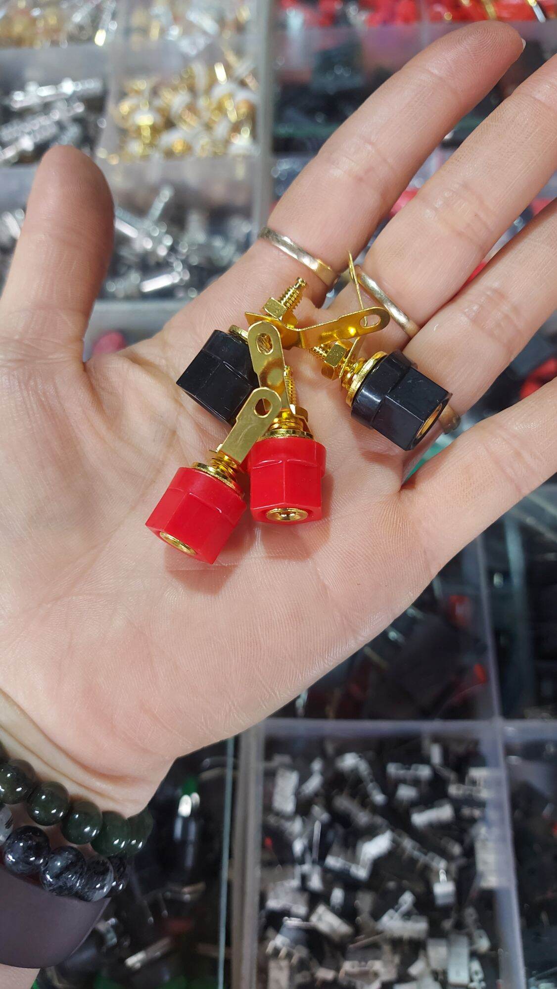 4 cái cọc loa ngắn đỏ đen