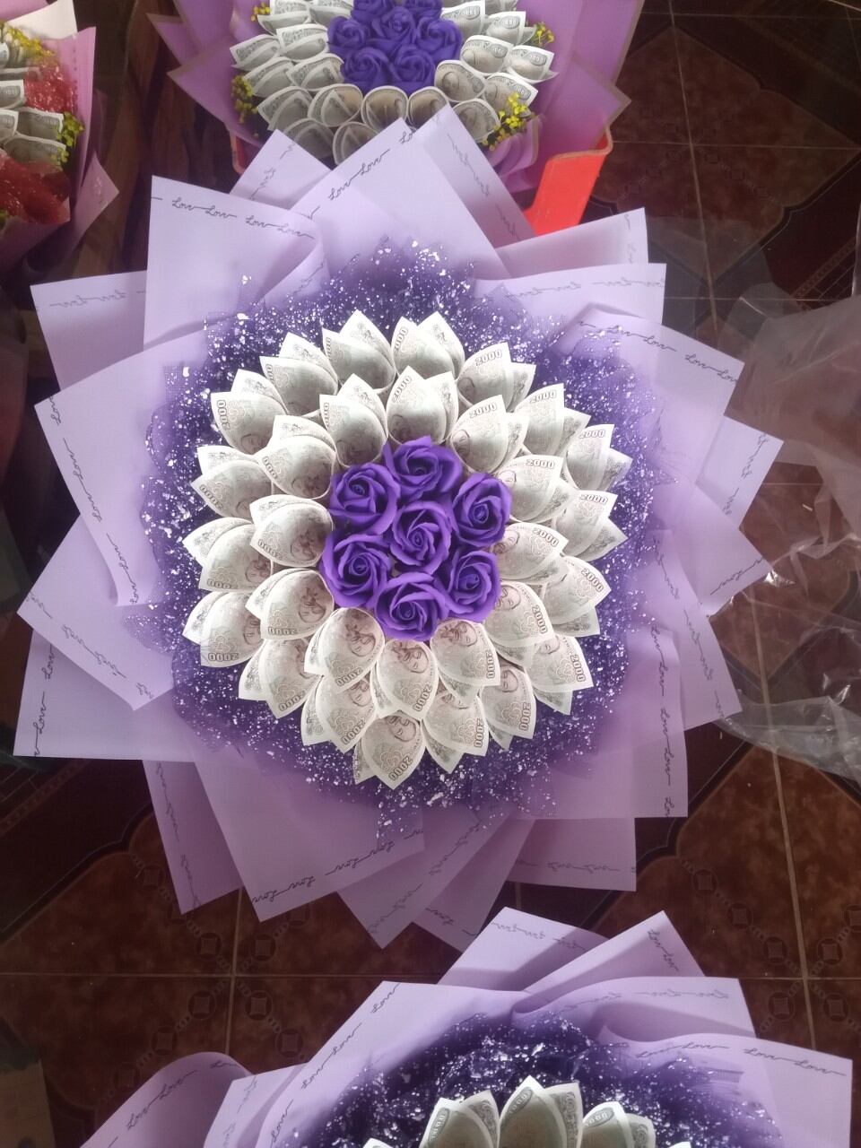hoa bó tròn 7 bông giữa 30 tờ 1k .