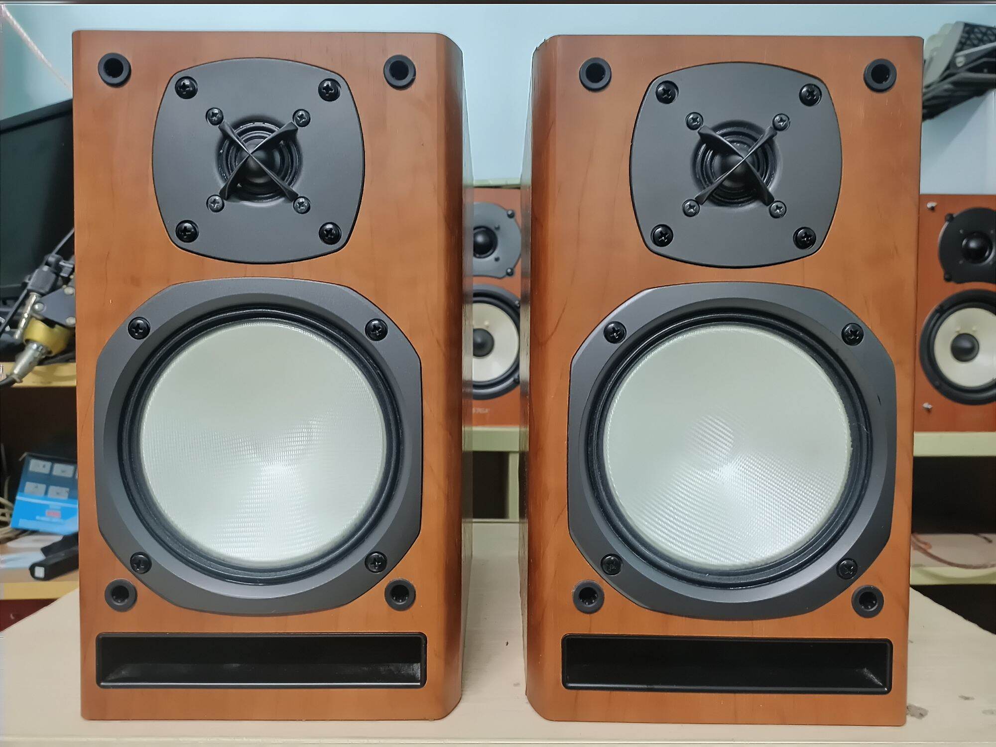 Đôi loa mini cao cấp Onkyo D-NFR7 Nhật Bản. Đẹp xuất sắc-zin tuyệt đối. Bass 14, màng sợi cavil tổng hợp cao cấp, gân vải xếp, từ kép bọc chống nhiễu. Trest dom lụa cao cấp, từ kép. Công suất 140w/đôi. Trở kháng 4om. Cao 28, ngang 16, sâu 25. màu đỏ vân g
