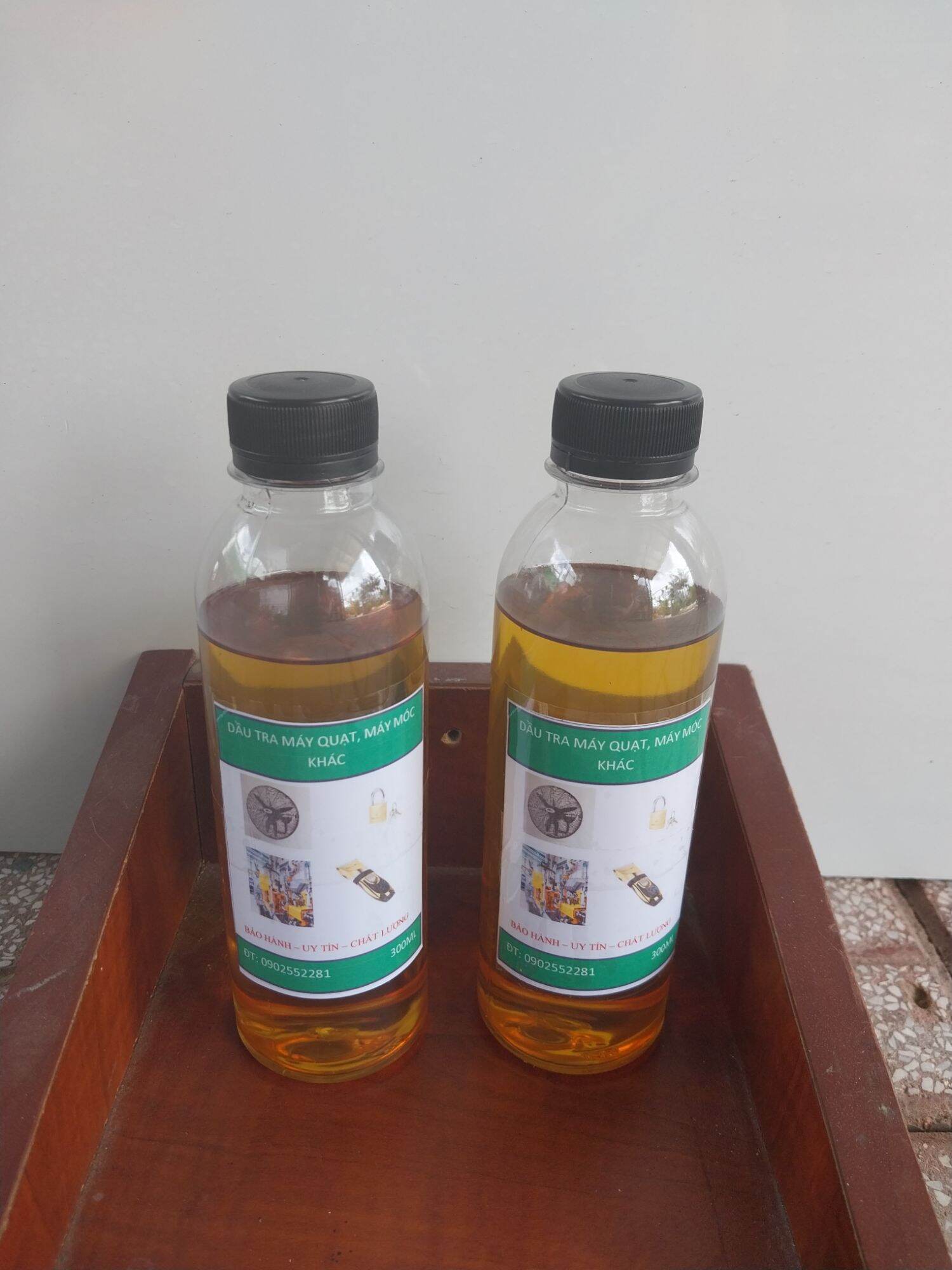 Dầu tra máy quạt, máy móc thông dụng (công đơ hớt tóc,...)- (loại chai lẻ 300 ml), chất lượng cao, giá cực sốc, nhiều người tiêu dùng đã đánh giá tốt trên sản phẩm, dễ sử dụng , bôi trơn các máy móc đơn giản
