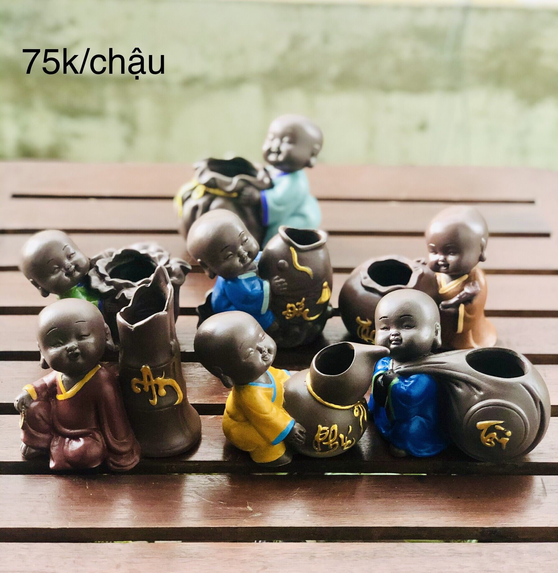 Tượng chú tiểu ôm chậu cây phong thuỷ