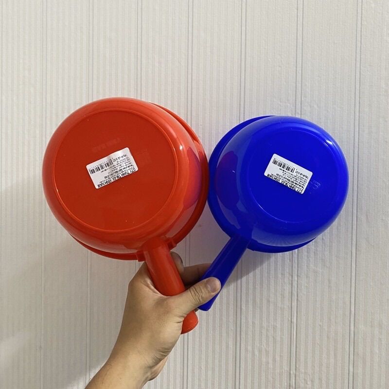 Ca Nhựa Múc Nước Cán Tròn - Dung tích 1,2 lít