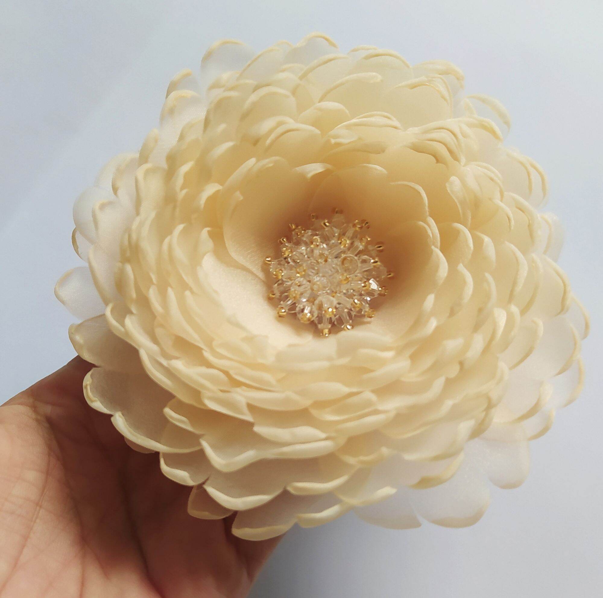 Hoa cài áo Canto handmade màu kem nhụy pha lê