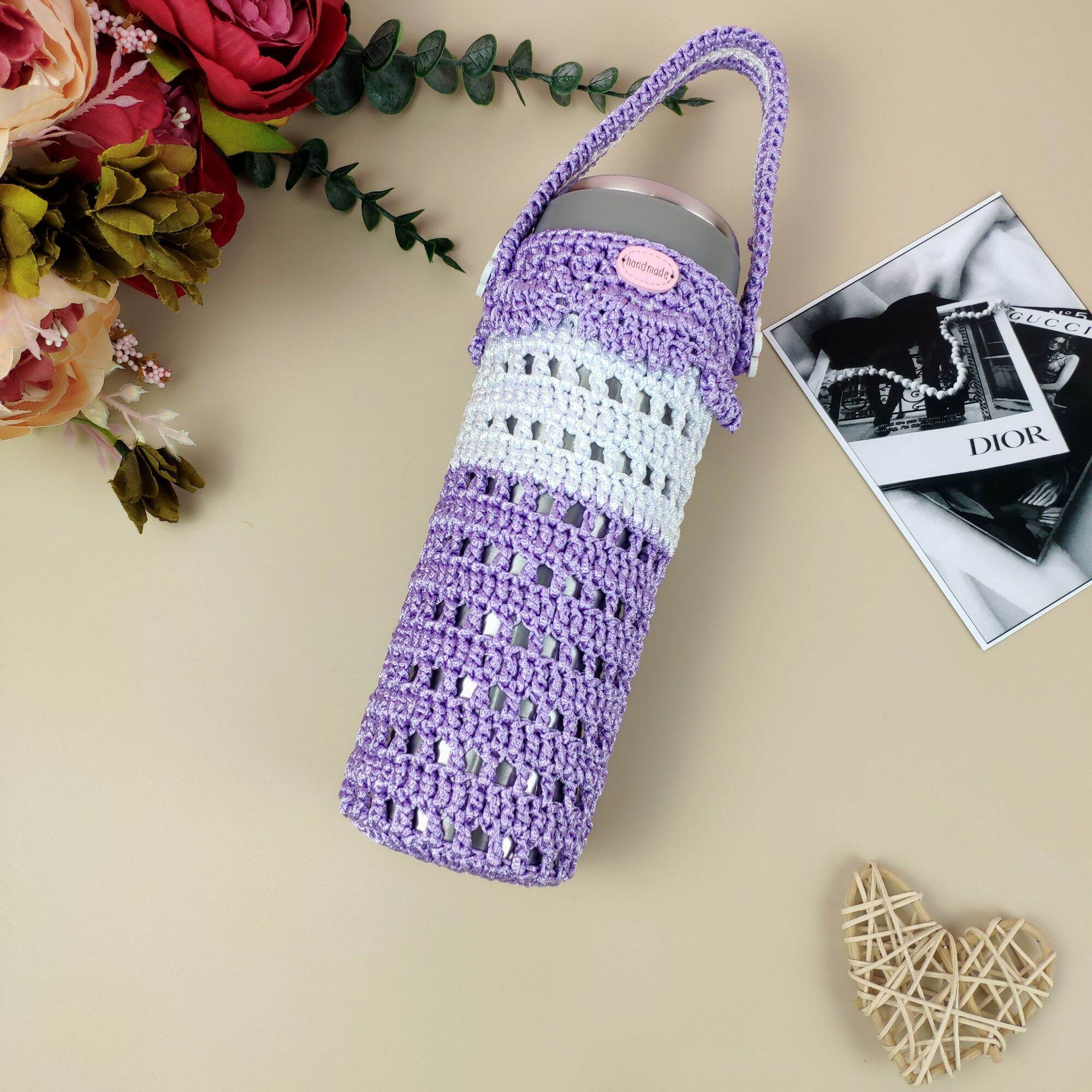 Túi đựng bình nước handmade màu tím với quai cầm và nút trang trí, phù hợp cho túi tote nữ.