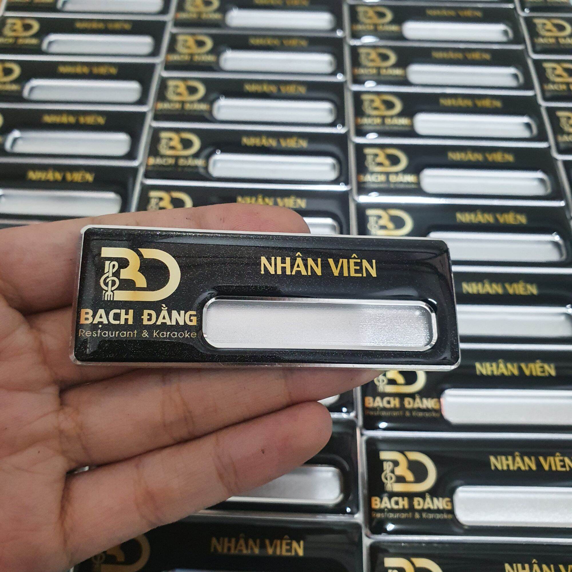 Bảng tên nhân viên thay tên được