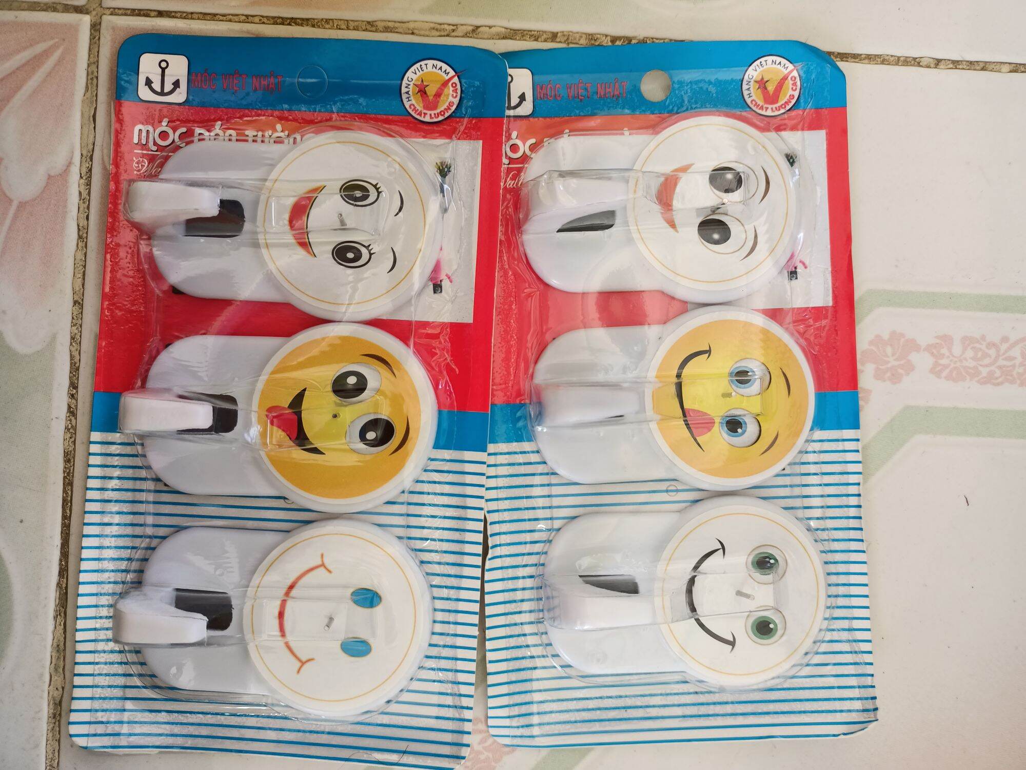 vỉ 3 móc dán tường mặt cười có đinh đóng