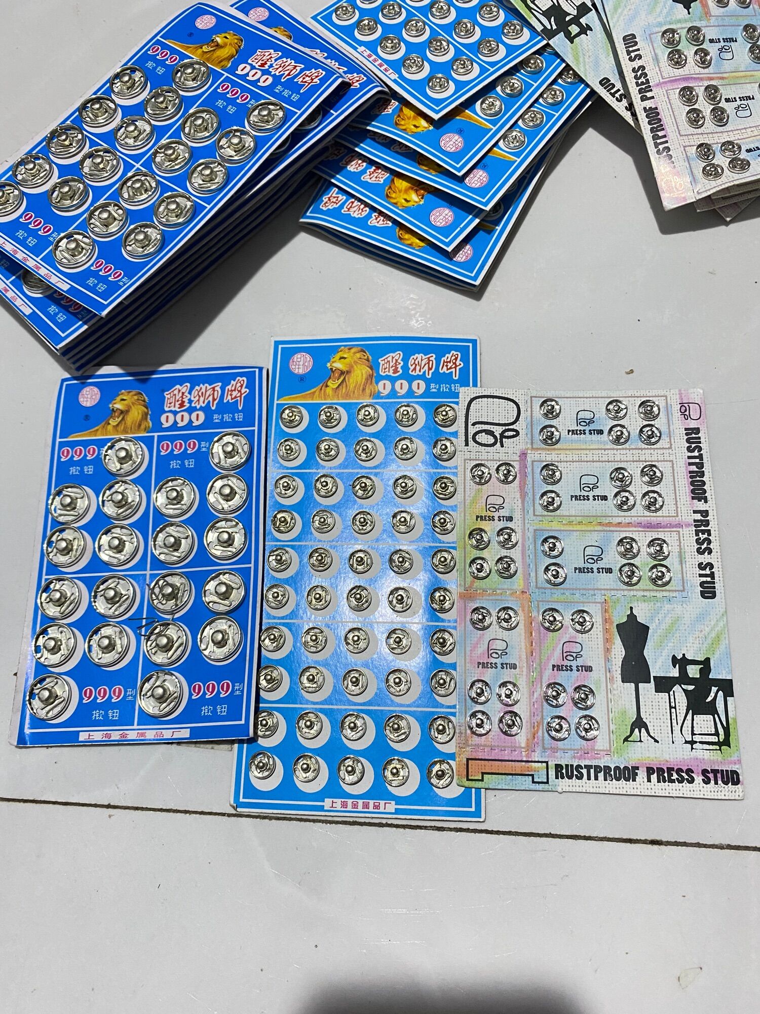 Vỉ cúc bấm khuy áo vỉ to,vỉ bé