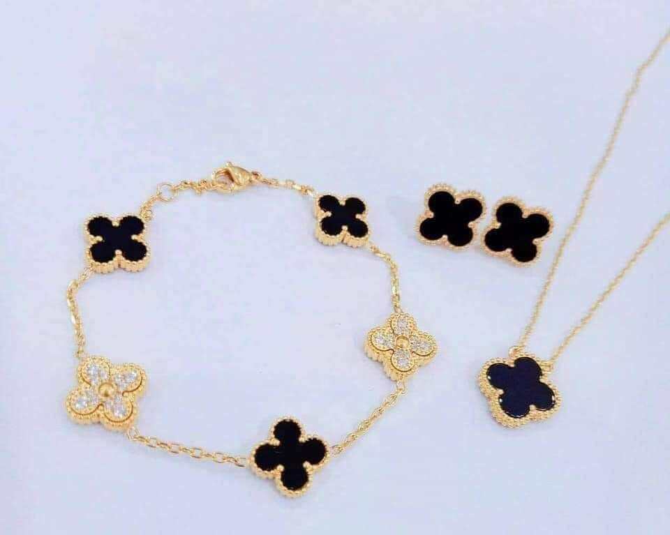 SET 3 MÓN  ( LẮC + BÔNG+ DÂY CHUYỀN) TITAN LV CỎ 4 LÁ  2 MẶT  - 4 MÀU ĐEN TRẮNG ĐỎ XANH ( DÂY VÀNG GOLD)