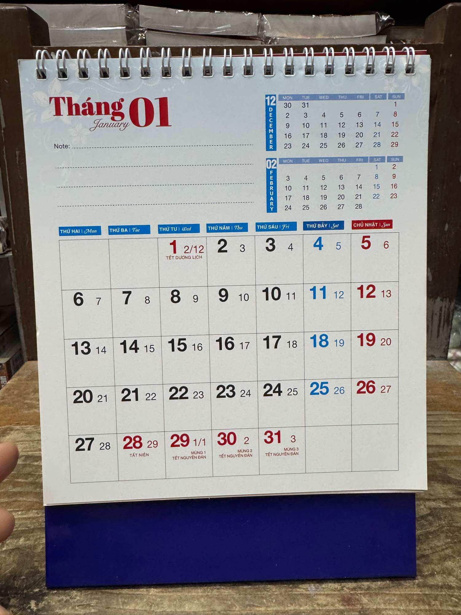 Lịch bàn 2025 chữ A đứng bất kỳ