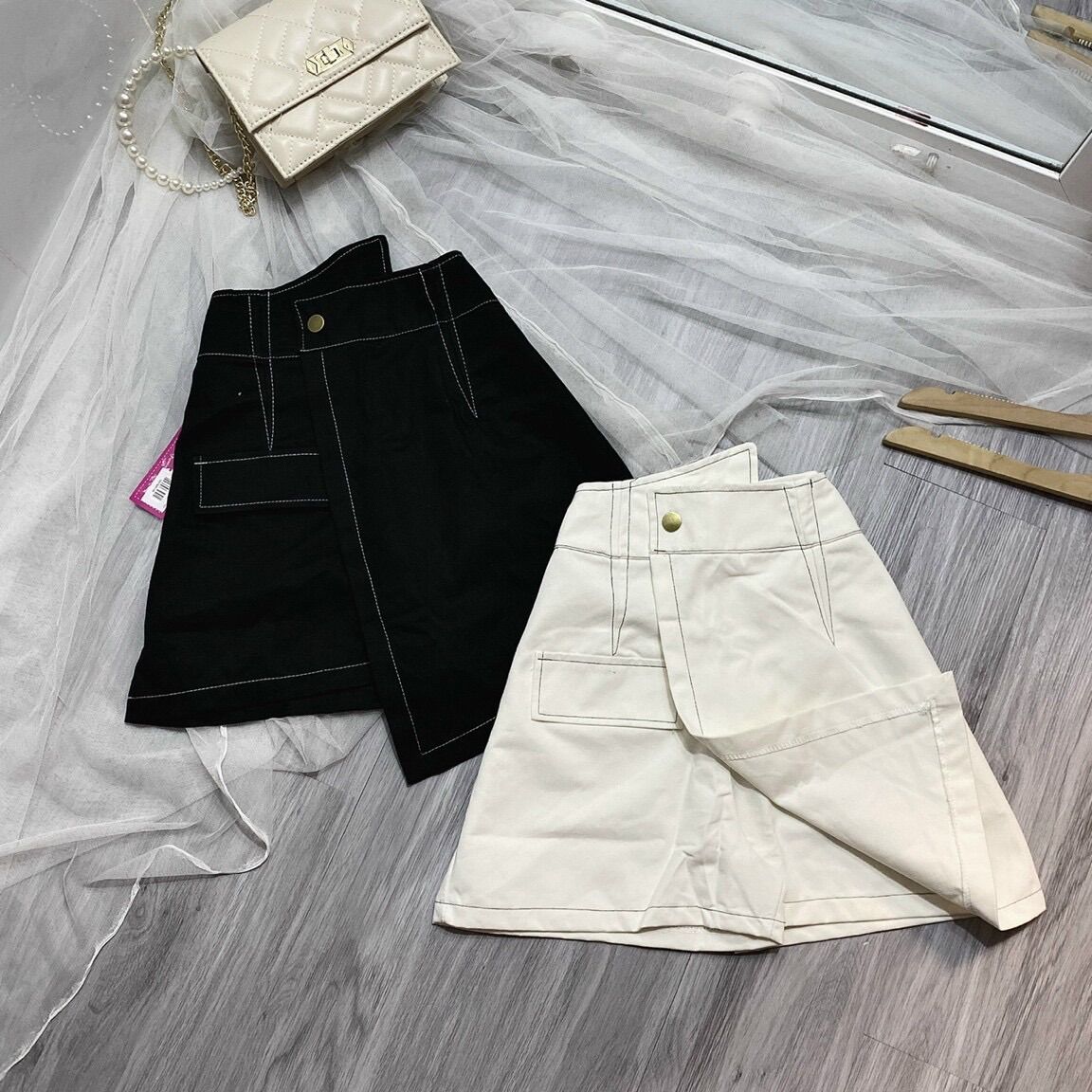 Chân váy kaki đắp chéo chỉ nổi