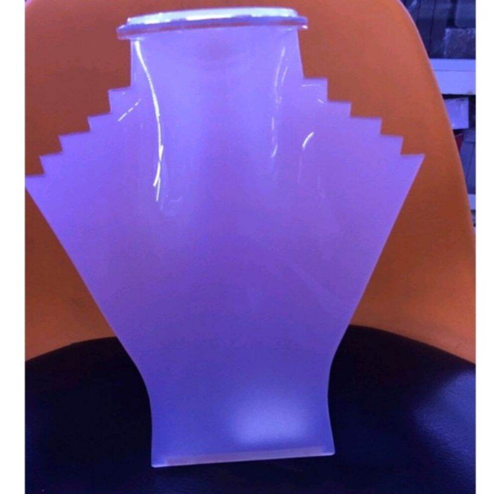 Kệ trưng dây chuyền bằng mica màu đỏ,trắng,đen