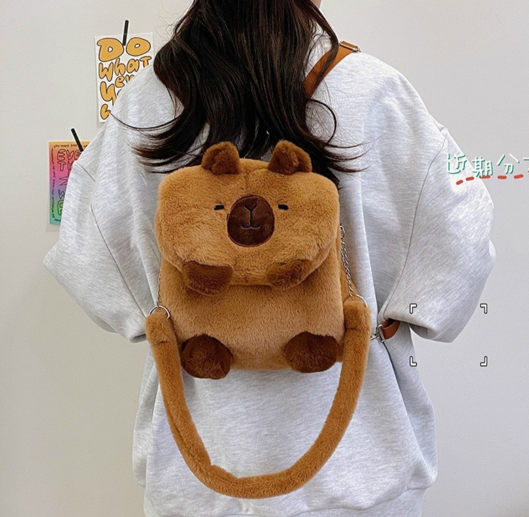 Ba lô nữ hoạt hình capybara bằng lông nhung (có thể đeo dạng ba lô hoặc túi đeo chéo)