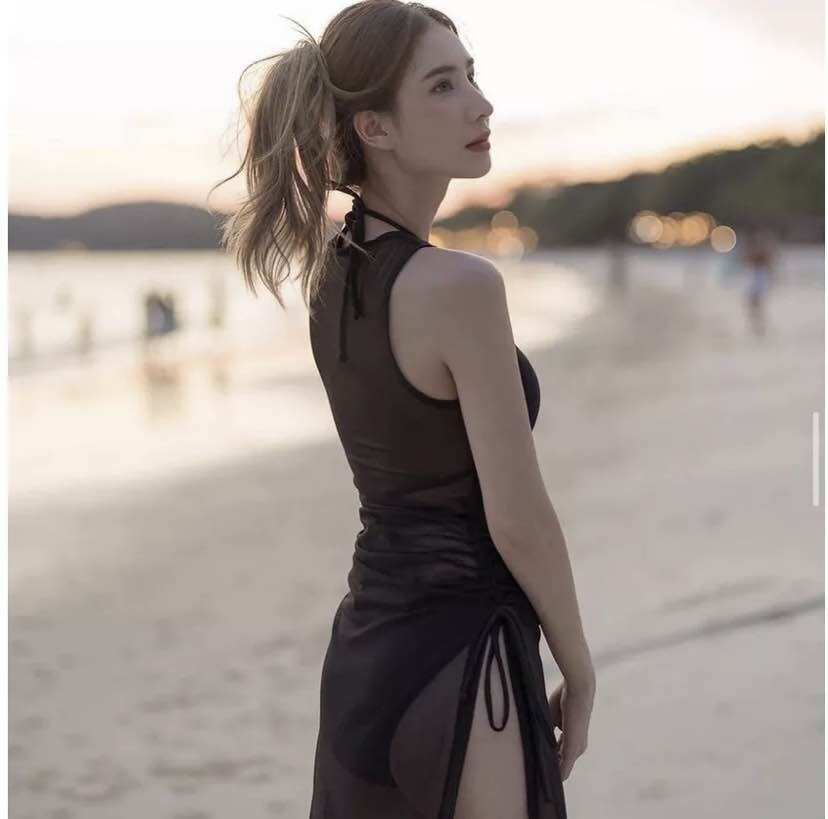 Áo lưới dài xẻ tà phối cùng bikini