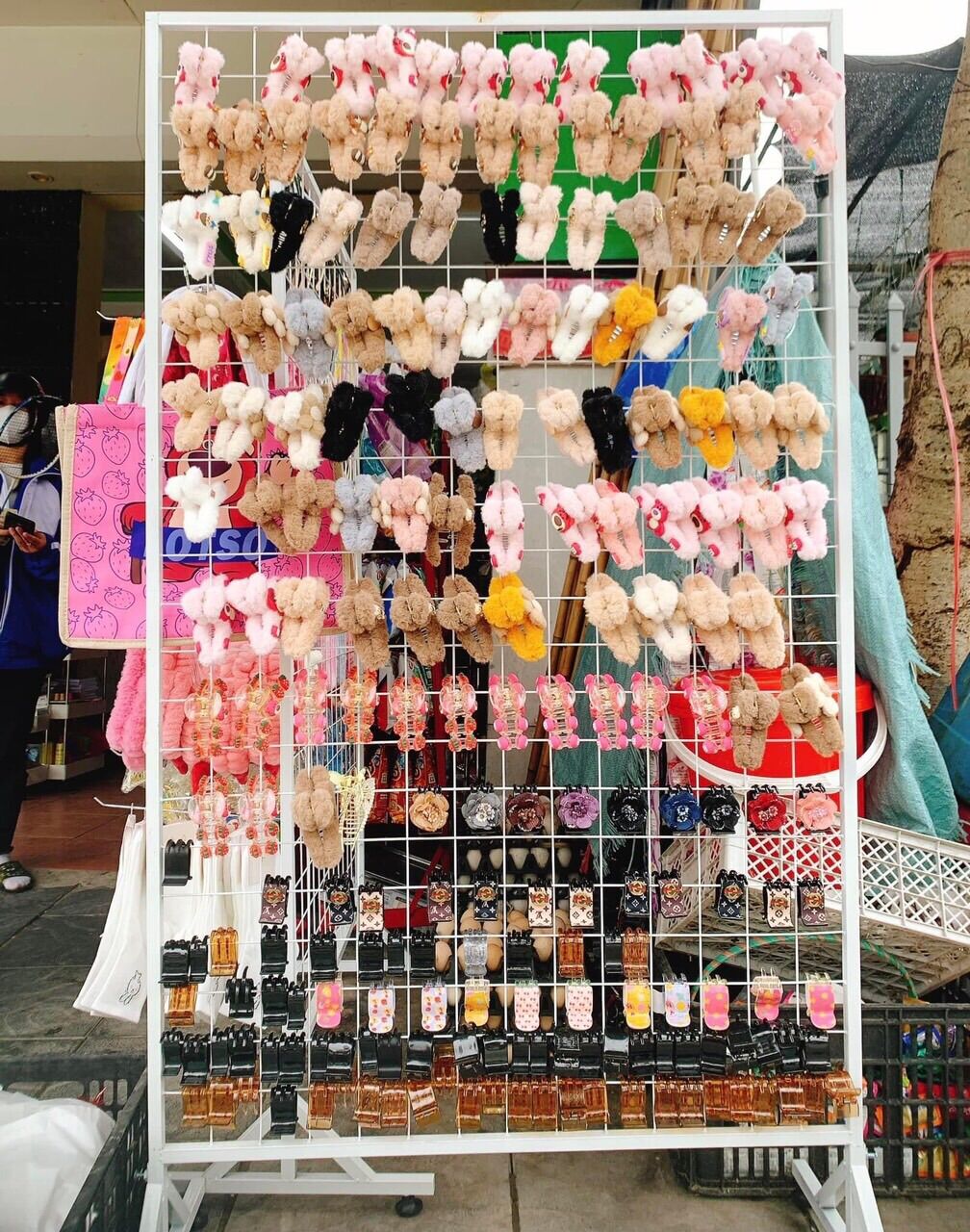( Có 4 bánh xe ) Kệ khung lưới treo hàng có bánh xe kèm 20 móc