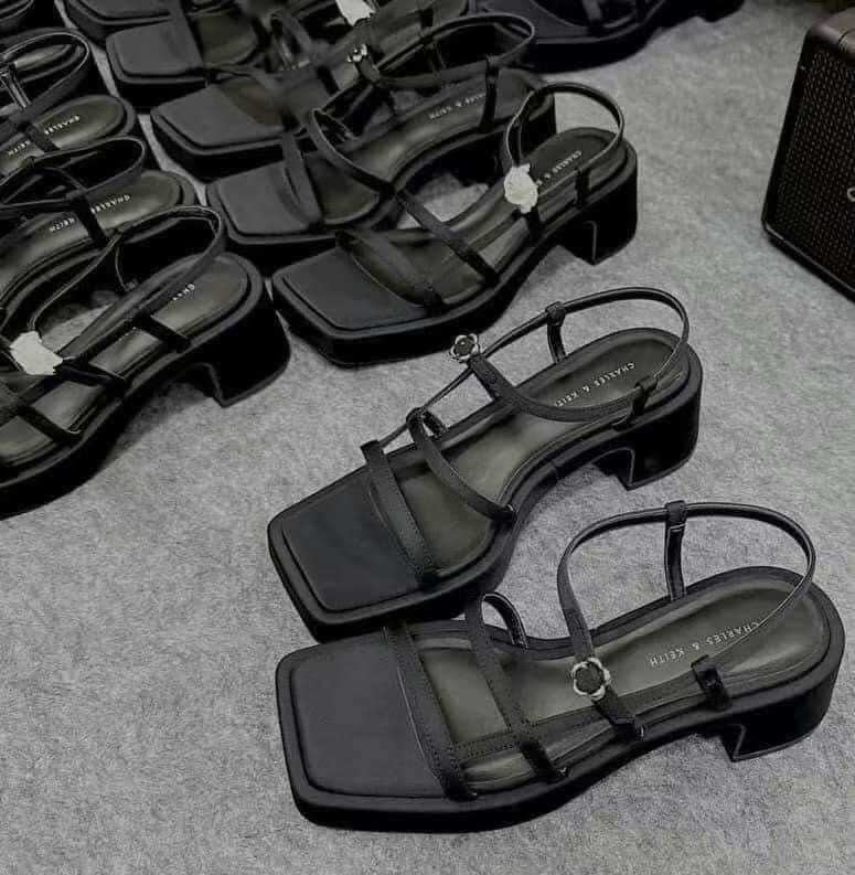 Sandal Ck dây đen gót vuông ( lùi1 size)