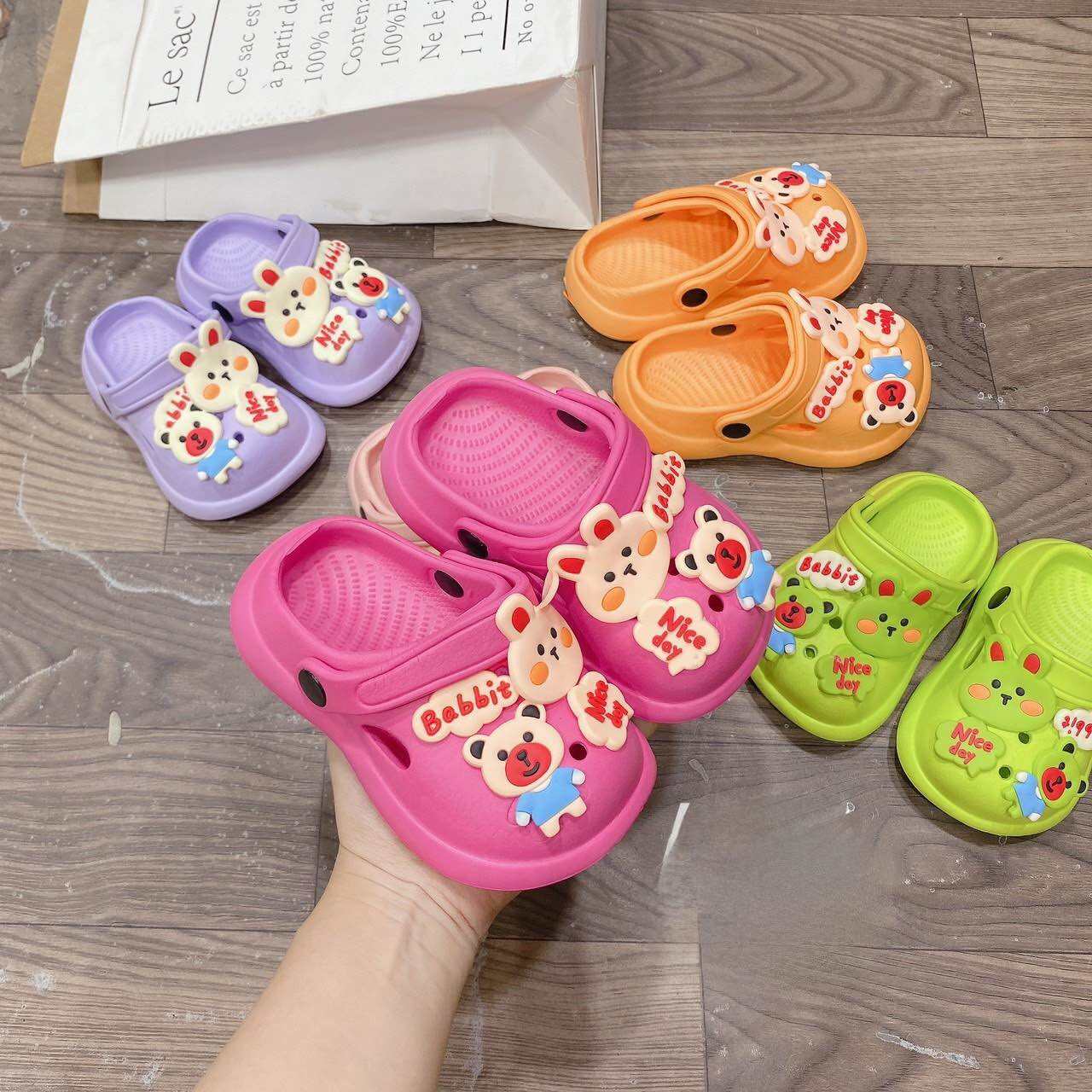Dép sục bánh mì cho bé gái bé trai chống trượt chống trơn trượt đi mưa thoải mái hình gấu dâu siêu n