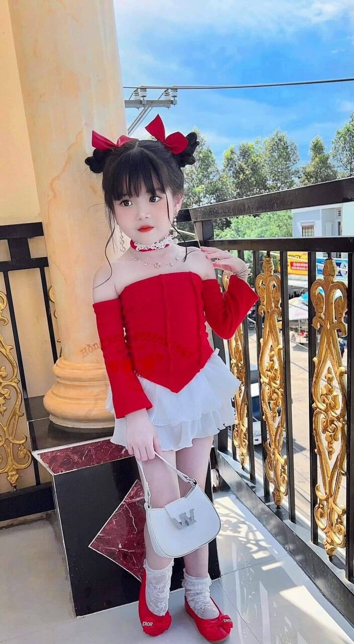 Chân váy dập li xoè cho bé gái
