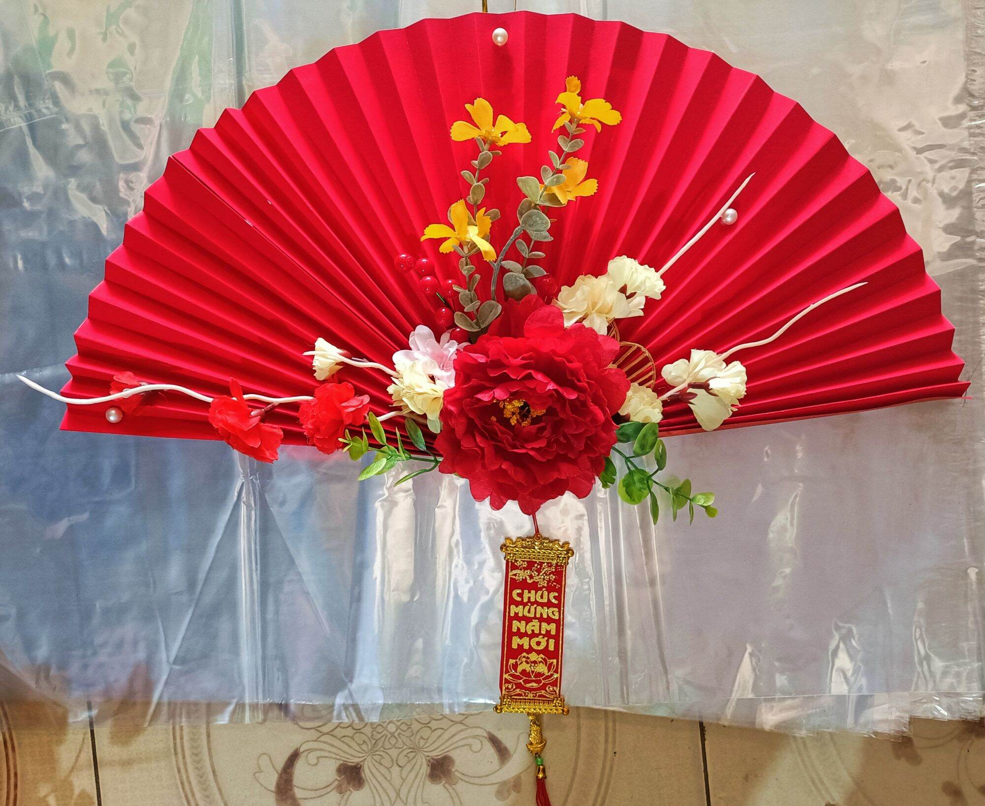 quạt giấy nhung đỏ trang trí tường