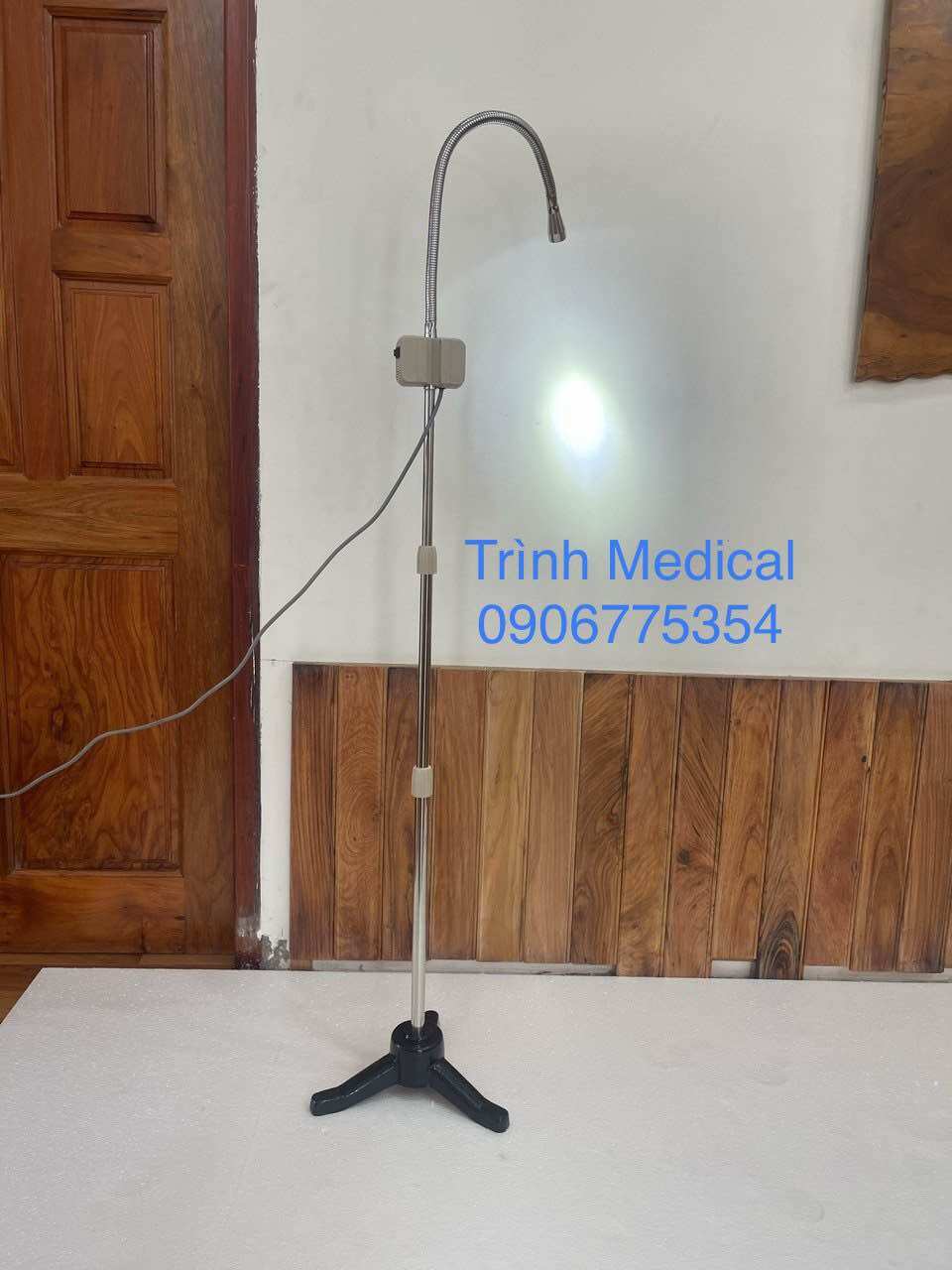 Đèn gù tiểu phẫu ánh sáng lạnh TNE chân Gang