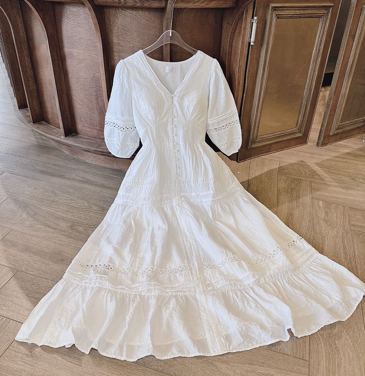 Maxi xô trắng tay phồng phối ren