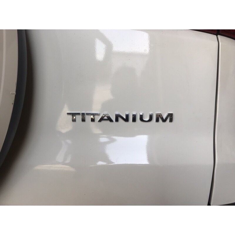 logo chữ TITANIUM dán đuôi xe FORD EVERETS ECOSPORT