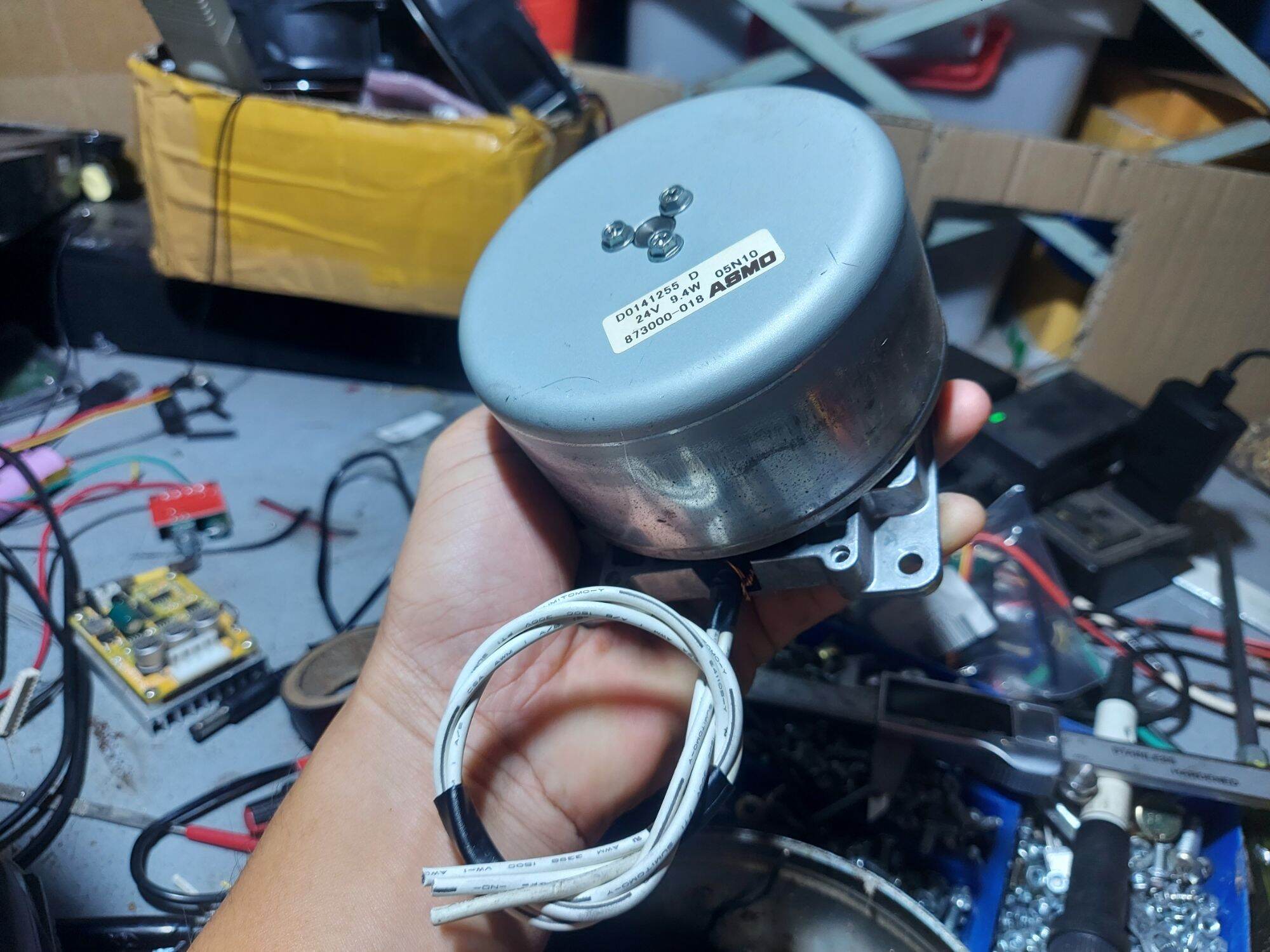 Motor chế máy hút chân không dùng pin.