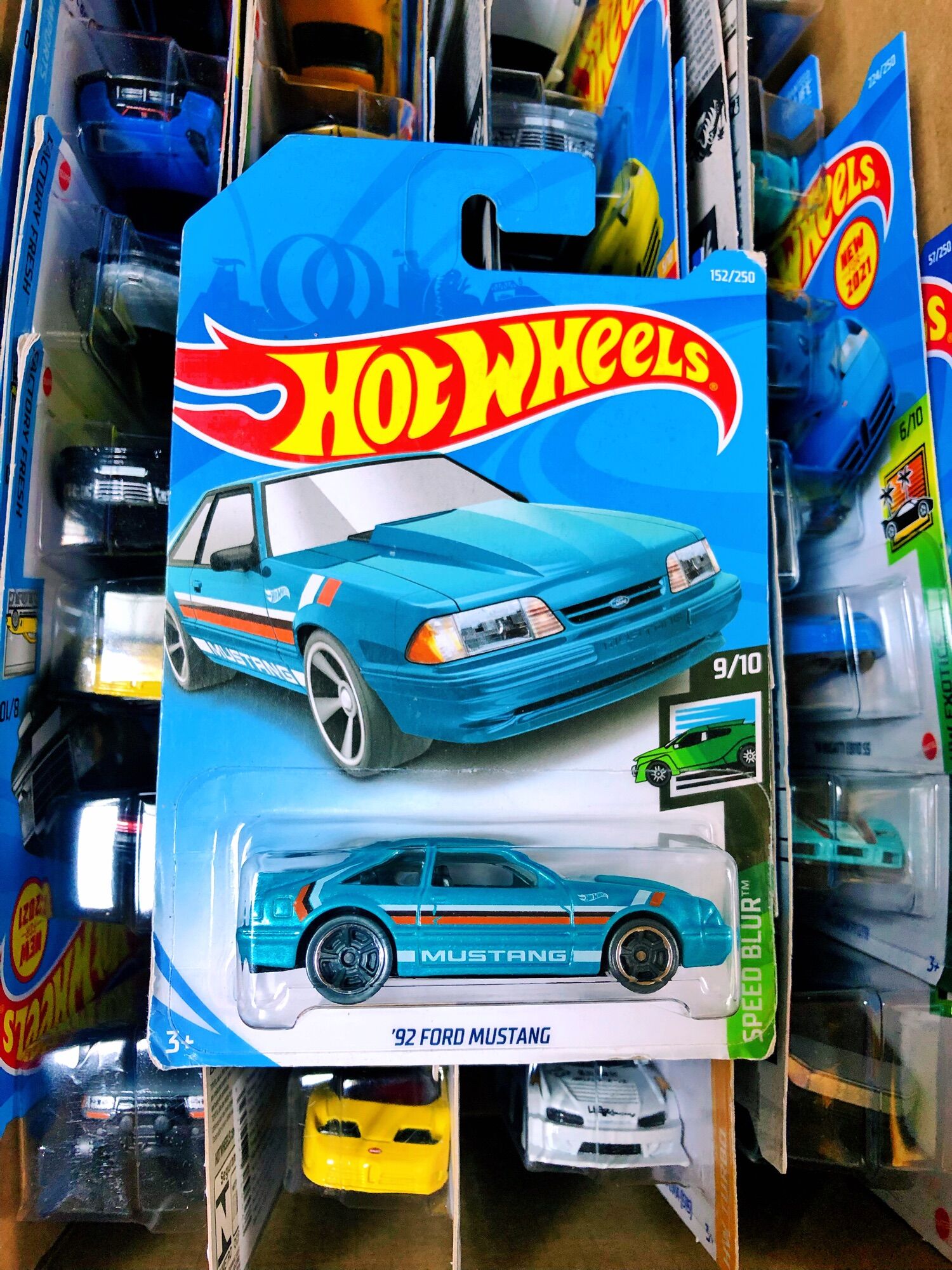 Xe mô hình hot wheels tỉ lệ 1:64 "92 ford mustang"