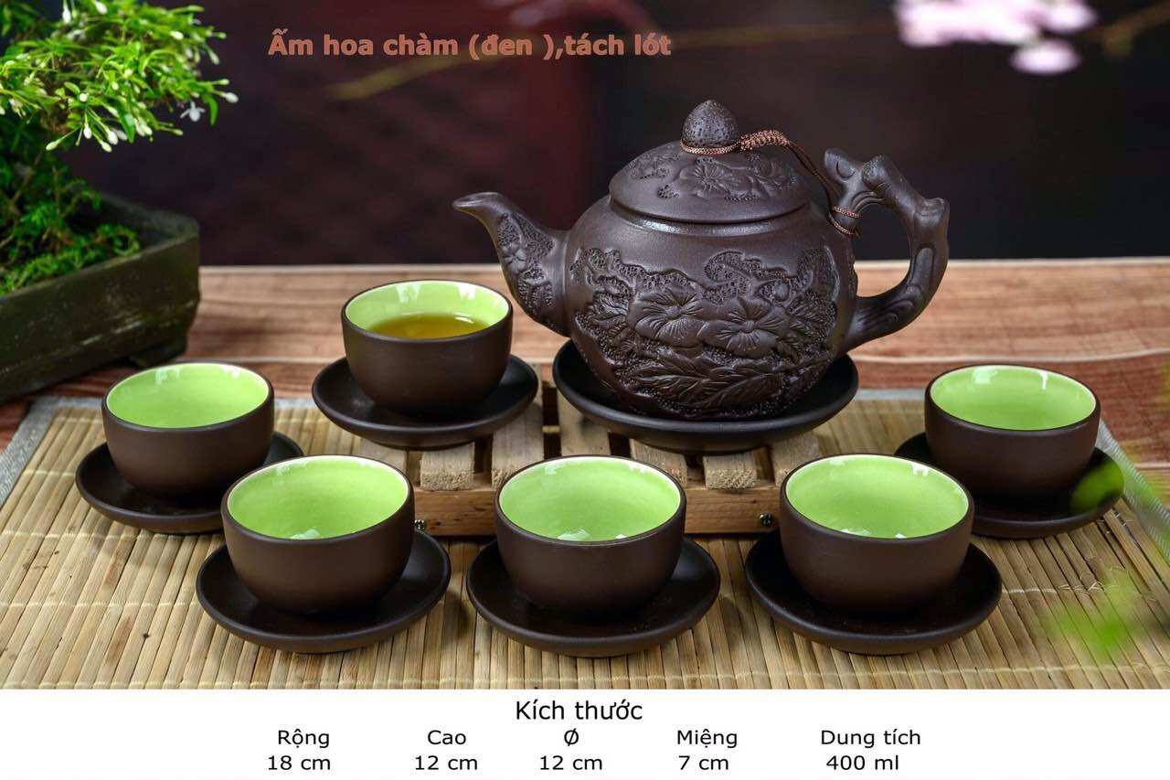 Bộ ấm chén tử sa đen đắp nổi hoa sen lòng xanh.