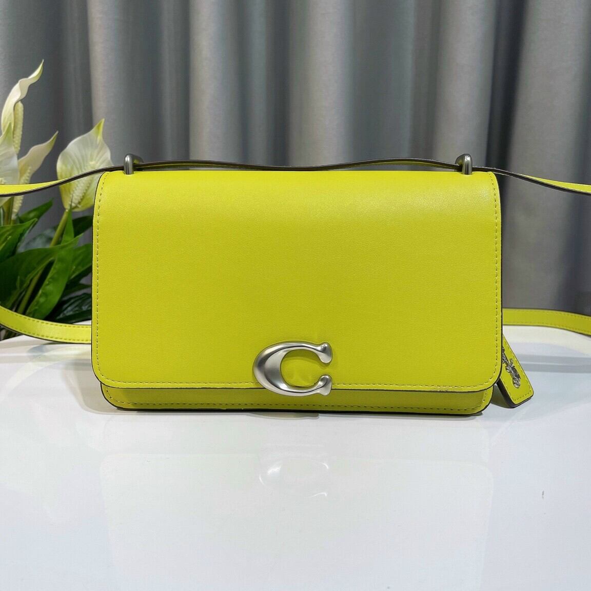 C0ach Bandit Shoulder Bag✨✨Thiết kế đơn giản nhưng không kém phần trang trọng