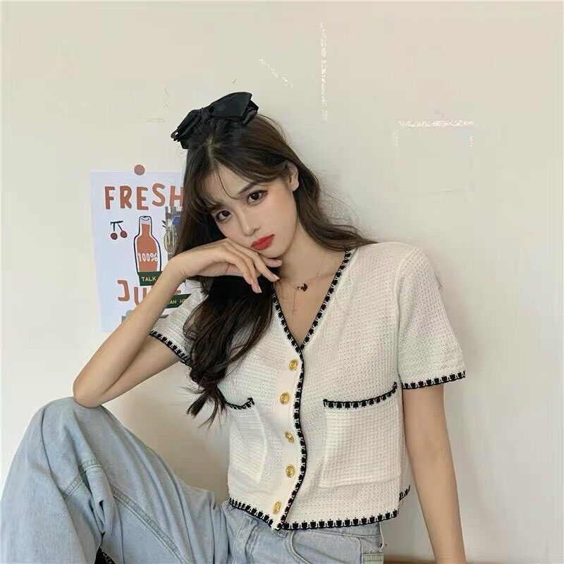 Áo kiểu croptop nút vàng phối ren REN2
