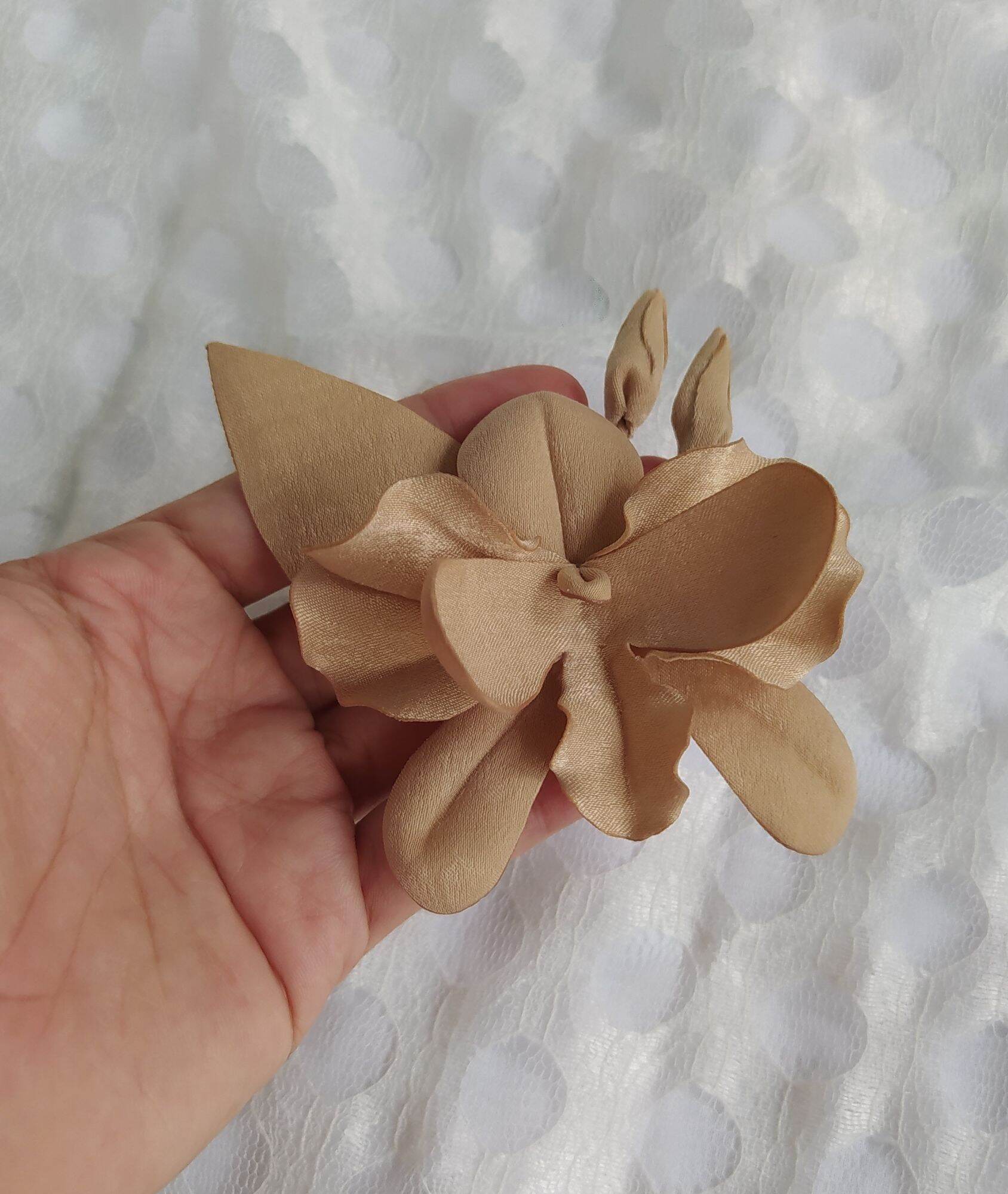 Hoa lan cài áo handmade Canto màu be