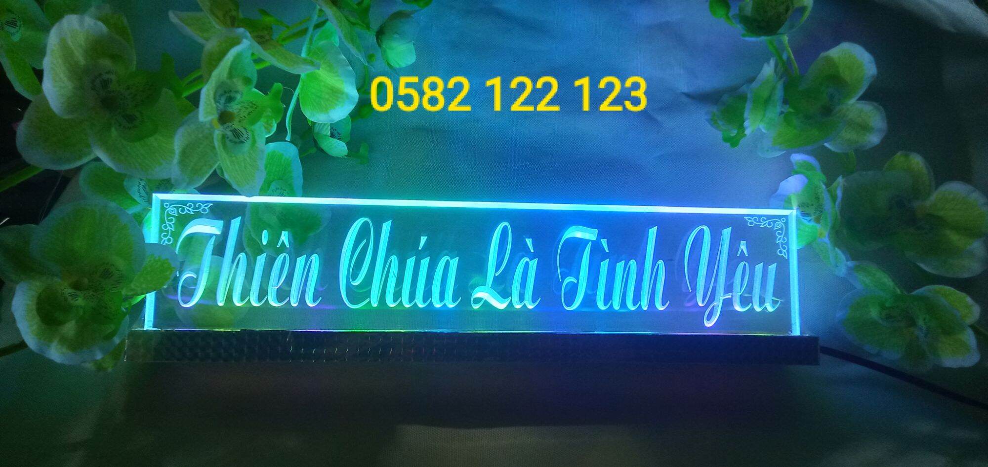 Chữ điện, đèn led đổi màu: " Thiên Chúa là tình yêu" , kích thước cao 10× 40 cm