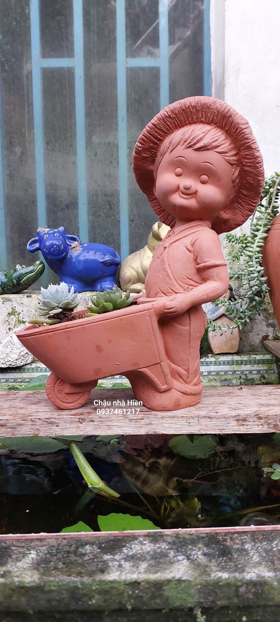 Chậu đất nung Bình Dương, bé trai đẩy xe rùa