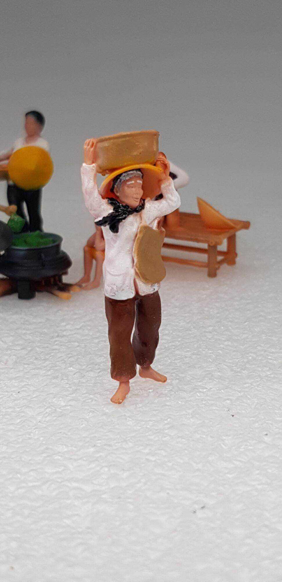 Mô hình cụ già đội thúng trang trí tiểu cảnh mô hình