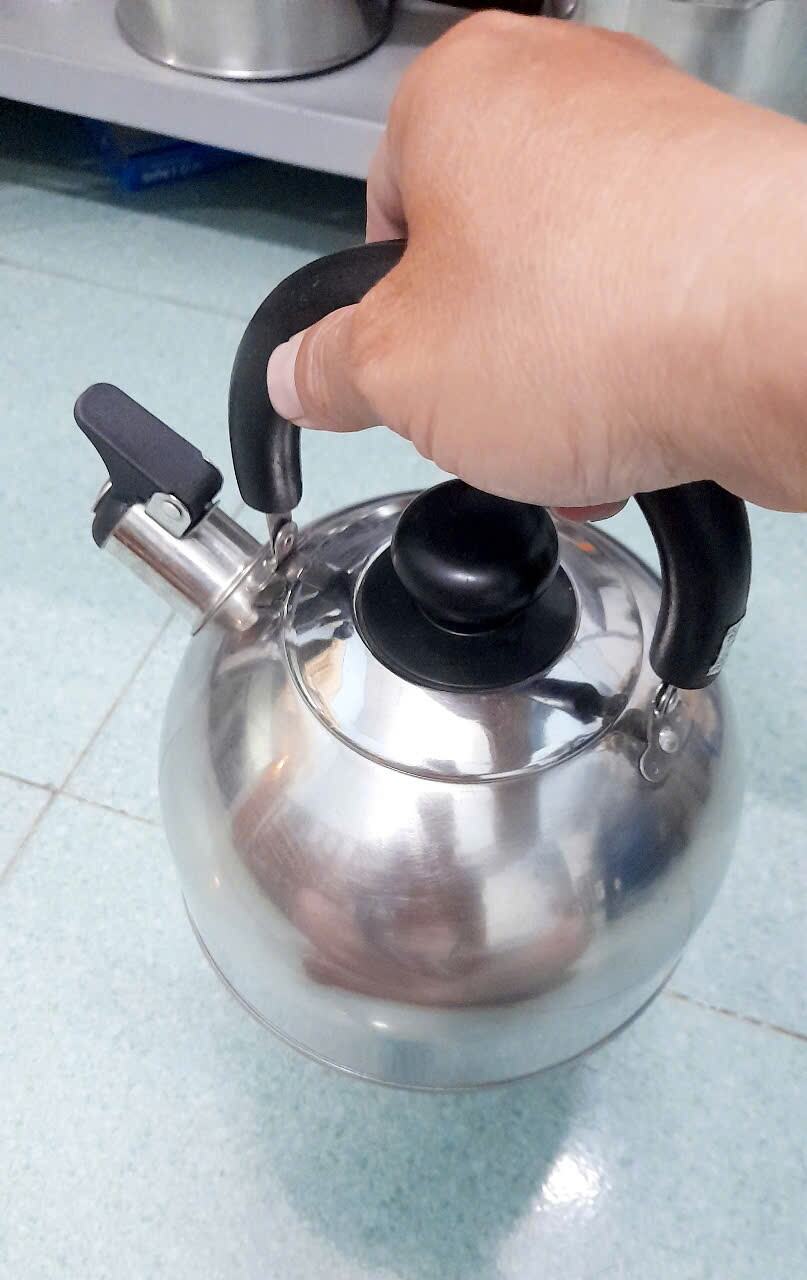 Ấm inox nội địa Nhật có còi hú nước sôi 2.5l, đun dc bếp từ. 