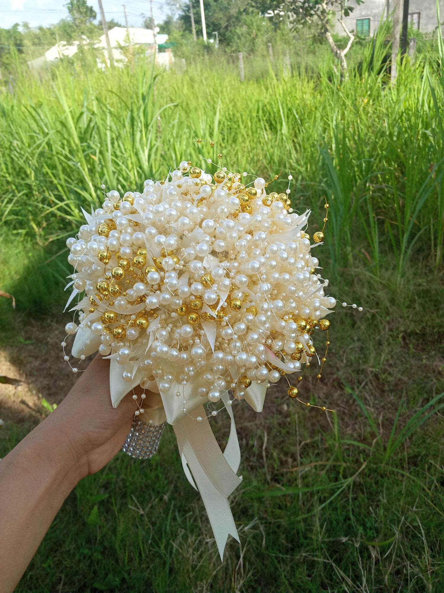 Hoa cam tay cô dâu hạt ngọc cườm