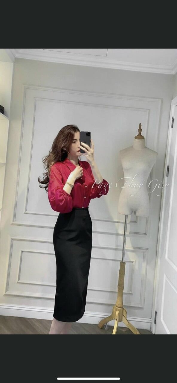 Chân váy ôm dáng dài qua gối. Xẻ sau