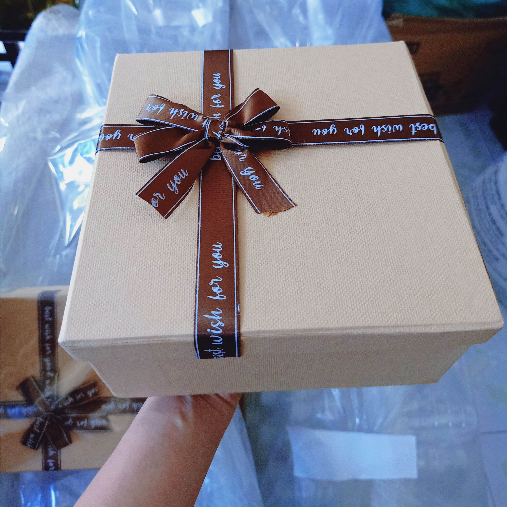 Hộp quà Vuông size 18 cao 9cm Kèm hạt xốp