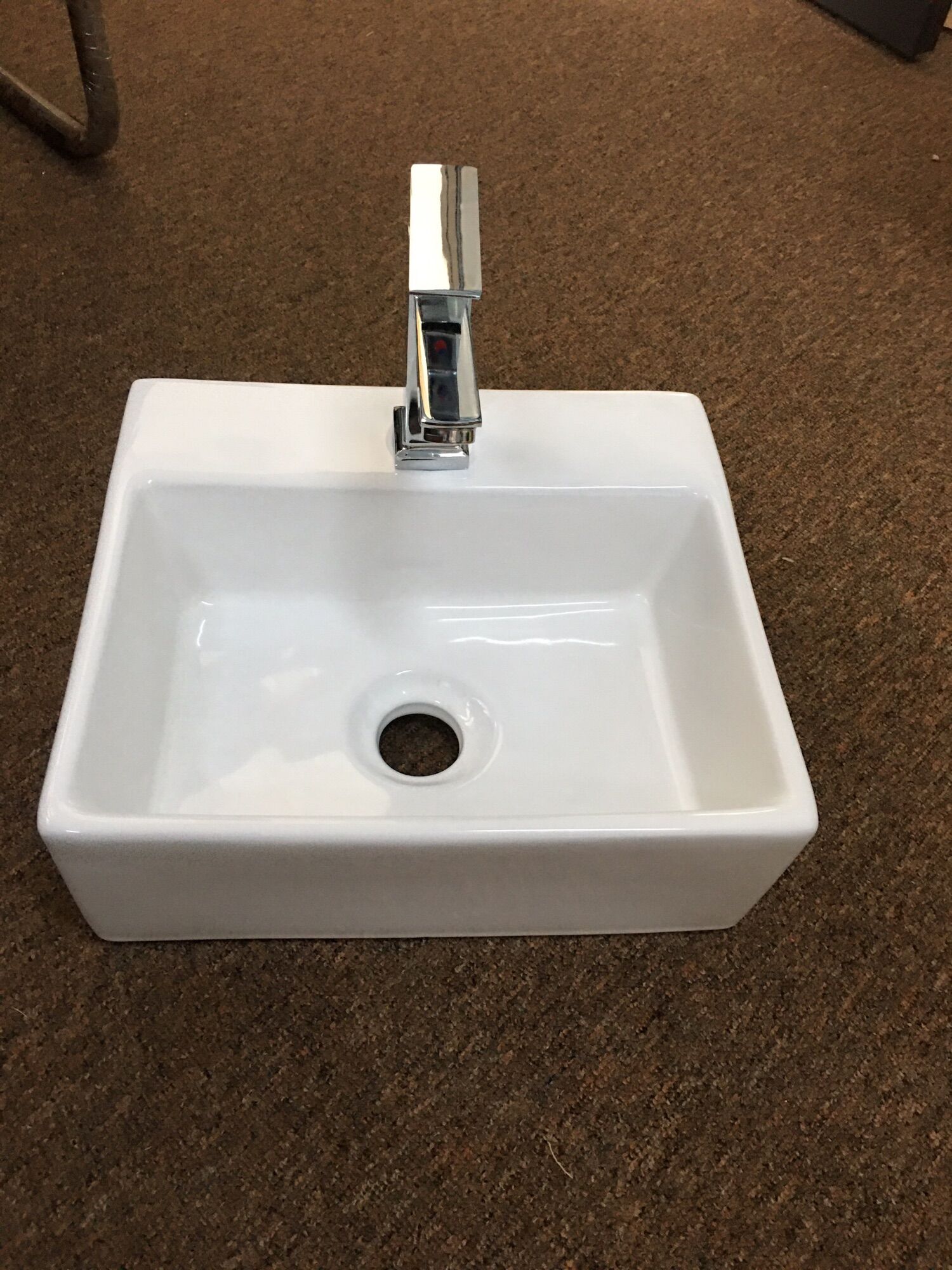 Lavabo TREO TƯỜNG hình vuông ( có bát treo, k kèm vòi , xả)