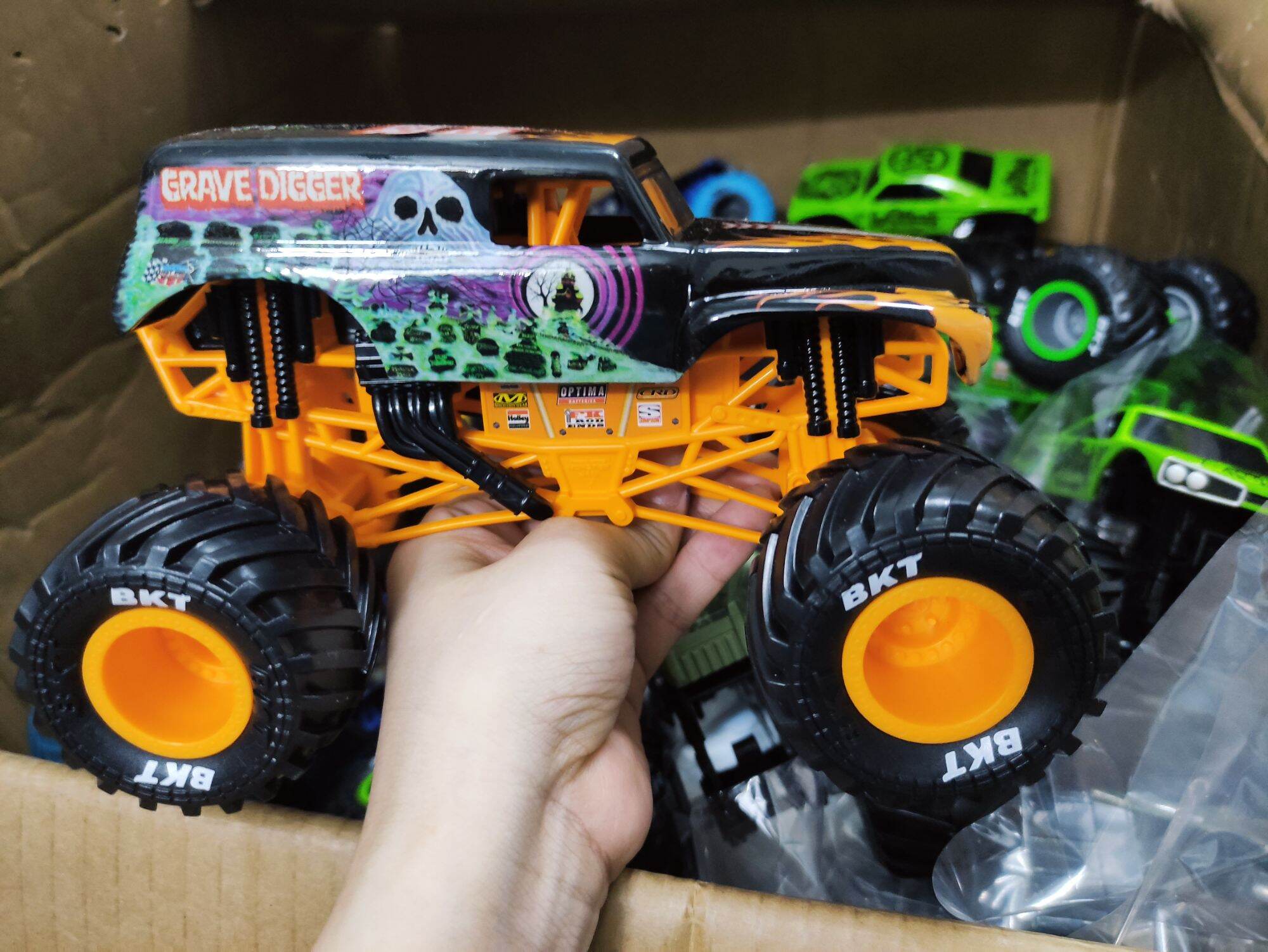 Xe Monster Jam Slave Digger màu xanh đậm 1:24