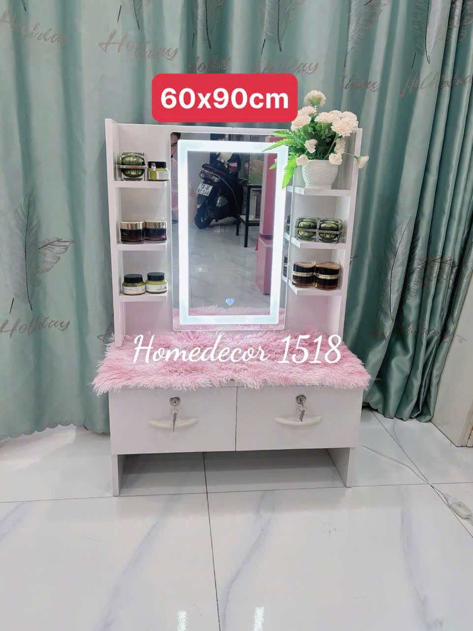 Bàn trang điểm ngồi bệt 62x90cm 2nk. Gương đèn led cảm ứng