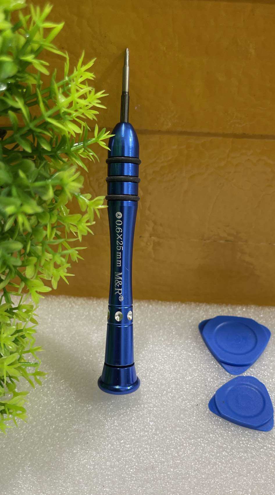 Vít bộ 5 cây của nhà M&R 5227 ••••gồm vít ( sao 0.8 / trụ 2.5 / sao T2 / 4 cạnh 1.5 / 3 cạnh 0.6 )