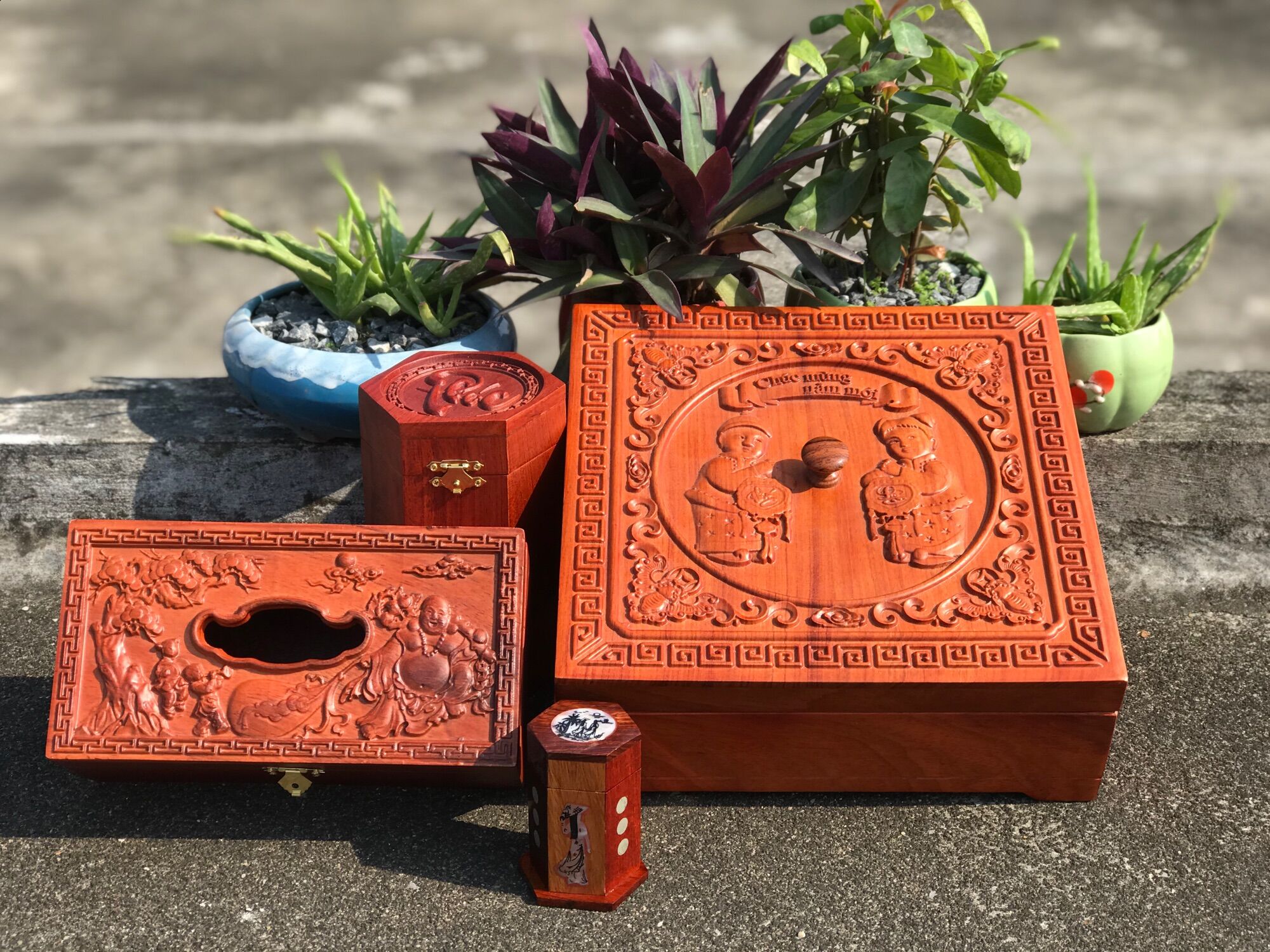Bộ đồ gia dụng cho ngày tết gồm khay bánh kẹo , hộp đựng chè , hộp giấy ăn ... gỗ hương .