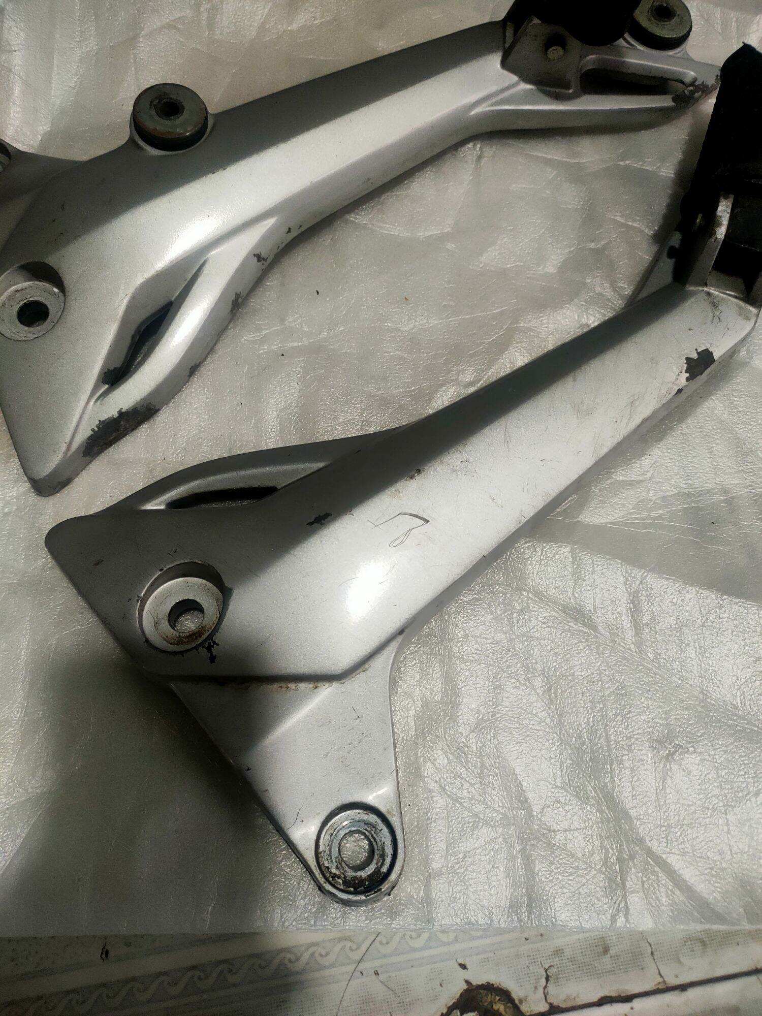 Cặp pát gác chân sau Suzuki Axelo 125/Xbike 125_hàng tháo xe